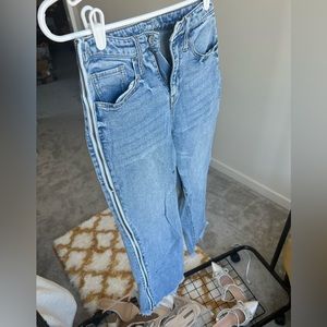 Ankle high blue jeans